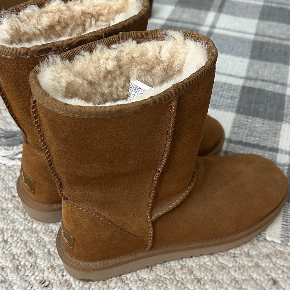 Koolaburra boots never worn size 9 no flaws